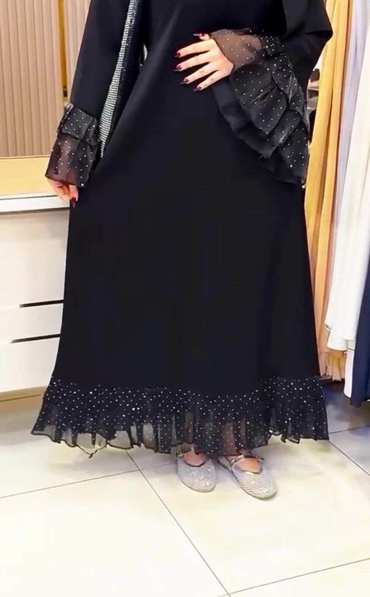 عباية تجمع بين الفخامة والرقي 🖤
✨ أناقة هادئة بتفاصيل دقيقة ولمسة عصرية
🌟 قماش كريب فاخر مع شيفون منقط بستراس يضيف بريق ملكي
💎 كل خطوة تخطيها الإطلالة تحكي عن الذوق الرفيع
 #الجميع


**إذا كنت صاحب هذا الإعلان وتريد حذفه لأي سبب، رجاءا أرسل رسالة إلى الدعم الفني**