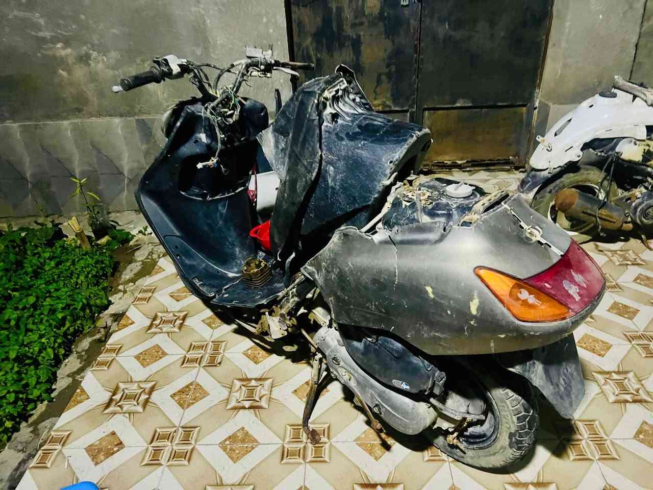 للبيع شلع (لأعلى سعر ومستعجل)
عندي دراجتين مفسخات ومتروكات صارلهن سنة، للبيع سوية لأصحاب التفصيخ أو التصليح:
فراشة (بيضة وأحمر): الكشر مفسخ والنواقص مبينة بالصورة، والمكينة تحتاج شرگ كامل.
مصرية (سودة): الشاصي مكشوف ومفسخ، عطلها كهربائيات والهندر واقف بسبب الوقفة (المكينة تحتاج تشييك).
الدراجتين ثنينهن شلع قفل ومستعجل على بيعتهن هسة، الي يجي وياخذ ثنينهن سوة ما نقصر وياه بالسعر.
المكان: سوق الشيوخ , العسكري
المهتم يراسلني خاص أو يتصل [***********].
