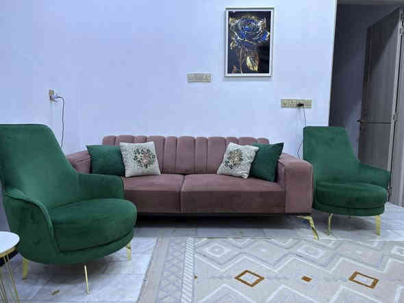 تخم تركي 10 مقاعد قنفات 2 وكراسي 4 سرير قلاب 
السعر 800 وبي مجال المكان بغداد الدورة ***********
