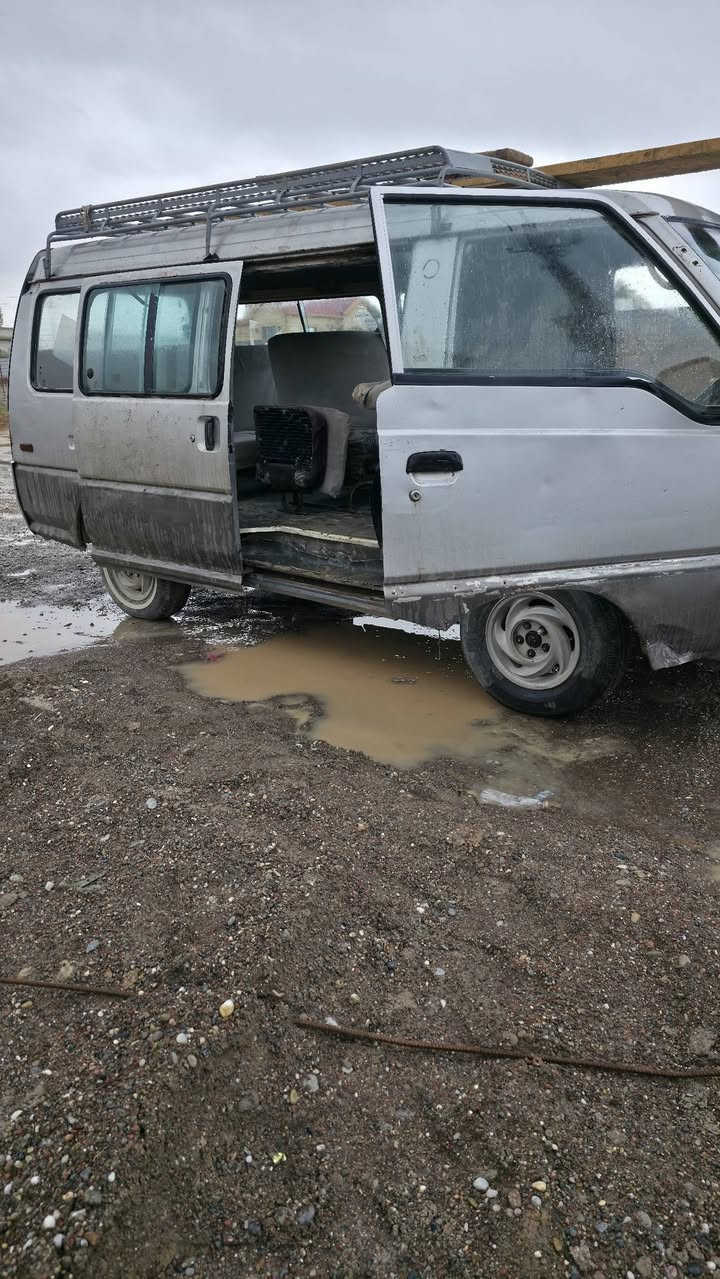 هوندة ٩٢ رقم احمر ديالي محرك نضيف طخم سيارة مالشغل كهربائيات شغالة محرك كير شرط محرك ٢٧٠٠ بنكو رقم التلفون *********** مكان السيارة قوسيات مخل اسواق ابوعلي
