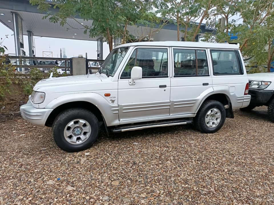 2001 بدون اي عيب رقم اصلي بشرط تحويل تبريد مركزي دبل اكسل . بس البونيت مصبوغ بدون ضربه مصبوخ للجماليه ***********
سياره حلوه و نضيف  العنوان کلار سلیمانیە  سعر53 مجال قلیل
