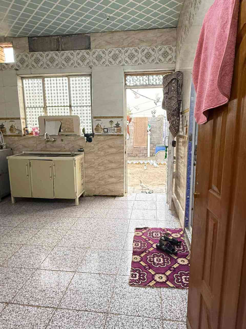 السلام عليكم بيت زراعي للبيع بناء طابوك المساحة 220متر يتكون من استقبال ومطبخ وهول  وغرفتين ومناور ثنين وصحيات داخلية وخارجية وحمام داخلي بيت مرتب ونضيف وعالي عن الشارع وسيراميك كلة مكان البيت حي الشهداء قرب اسووق فاهم مقابيل بيت كرار ال حربي السعر 35 وبي مجال اتصل ***********
