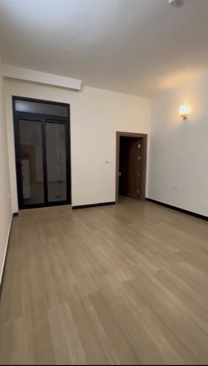 شقه ارضيه للأيجار زيونة محله 714 مساحه 200متر طابق ارضي تحتوي على 3غرف نوم واستقبال وصاله ومطبخ وصحيات عدد 3 مناور كبار عدد 3  تأجر عوائل فقط استفسار اتصال او واتساب ***********
