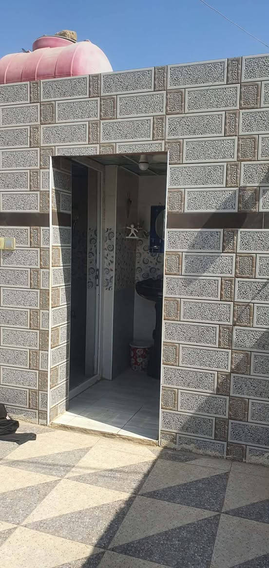 سلام عليكم بيت للبيع المساحه 250متر بناء170 بيت جديد كامل عله طريق السنيه الدوانيه  ويا وصل تطويب يم عمود 706 ثنين غرف+صاله +ستقبال+مطبخ +صحيات خارجه وداخليه بيت بناء طابوك الساس رباط صب السكف عكاده يبعد عن شارع العام 150متر تبليط ***********
