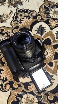 كانون D60 • عدسة 18-55 • بطاريتين