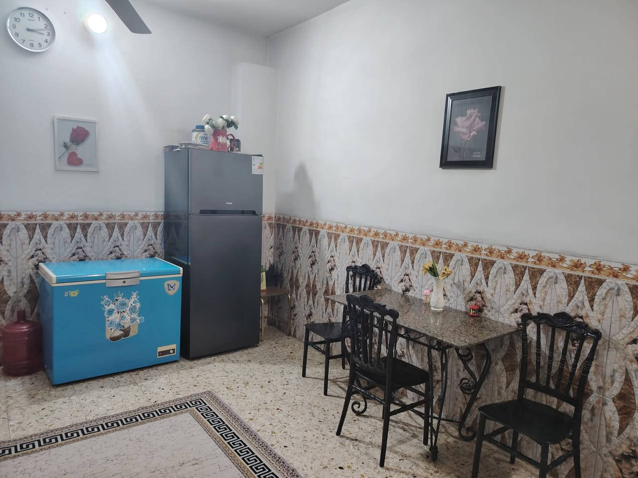 بيت للبيع مع الاثاث  في المشتل قرب كراج بعقوبه  مساحه 70متر يحتوي على  طابقين الاول يحتوي على استقبال وصاله ومطبخ وصحيات والطابق الثاني يحتوي غرفتين نوم وبالكون وصحيات والطابق الثالث  غرفه سندويج وصحيات وسطح  للتواصل على هذا الرقم متواجد فقط واتساب***********
