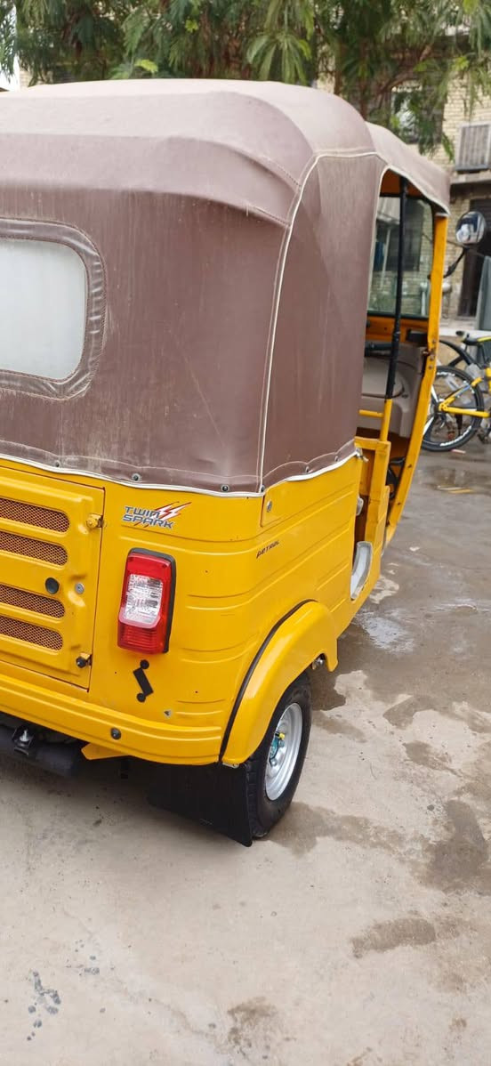 سلام عليكم تك تك موديل 20 رقم و سنويه كربلاء انكليزي تحويل ثاني يوم  السعر 7 مليون و بها مجال  التك تك خير من الله  ما ذب ربع عليها كبل للشارع  المكان بغداد الدوره رقم الهاتف ***********
