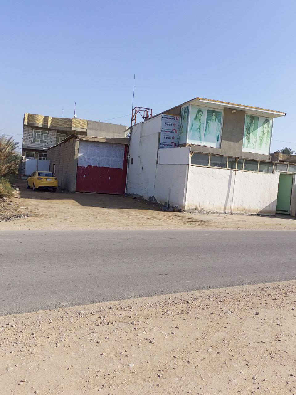 السلام عليكم
بيت طابقين للبيع ومخزن مع محلات طابقين 
المساحة 750 متر 
المكان طويريج_منطقه الطبر 
على شارع عام شارع الزوار مباشرة _ مناسب جداً للمشاريع التجارية  
السعر قابل للتفاوض 
للتواصل ***********
