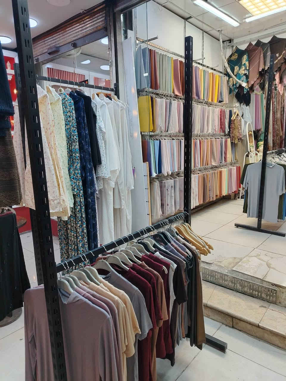 سوق الحريه الثانيه
المحل معروض لبيع البضاعه فقط ايجار المحل 900الف
نزال المحل ١٦ متر نوع البضاعه شالات. ***********
