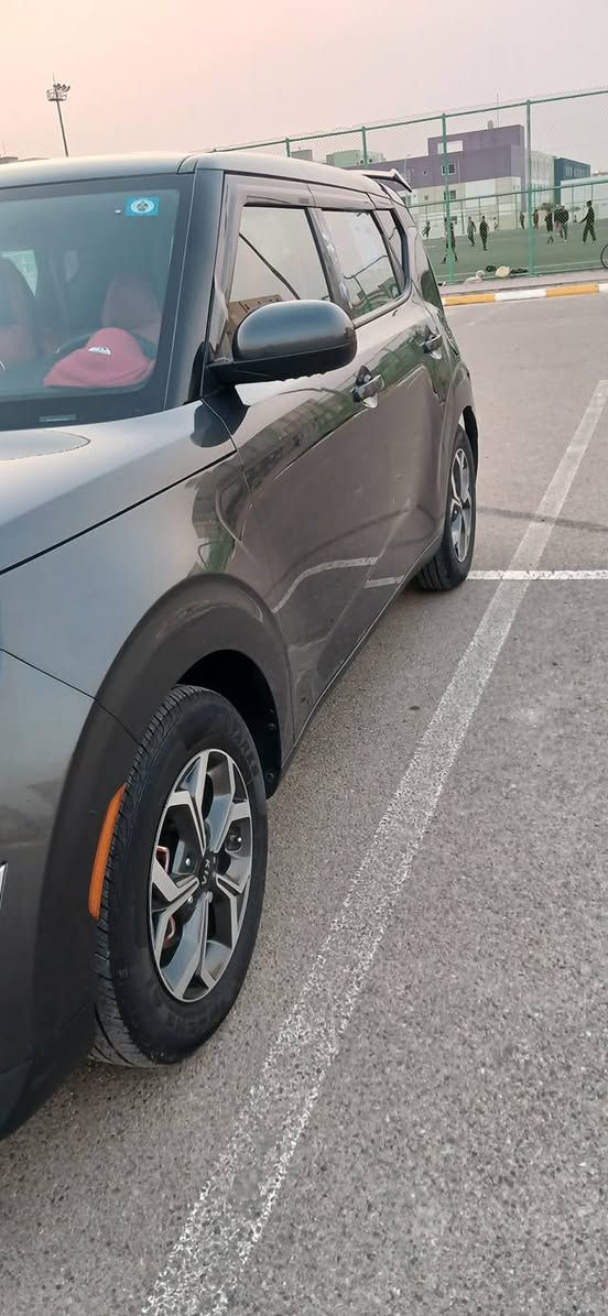 السلام عليكم
كيا صول موديل 2023  للبيع ، 
١- اللون رصاصي رمادي 
٢- عداد المشي 75961  .  
٣- رقم بغداد 
٤- المواصفات / محرك 2000 دوش / توقف تلقائي / تحديد مسار / نظام إطفاء تلقائي إقتصادي / تحكم إستيرن / ويل كب أسود / نظام sport + نظام normal / شاشة / حساسات بالمري .
٥- الحادث ( نصف الجاملغ الخلفي الايسر ) فقط ..
السعر المطلوب ( ١٤٠ ) 
رقم الهاتف ***********
