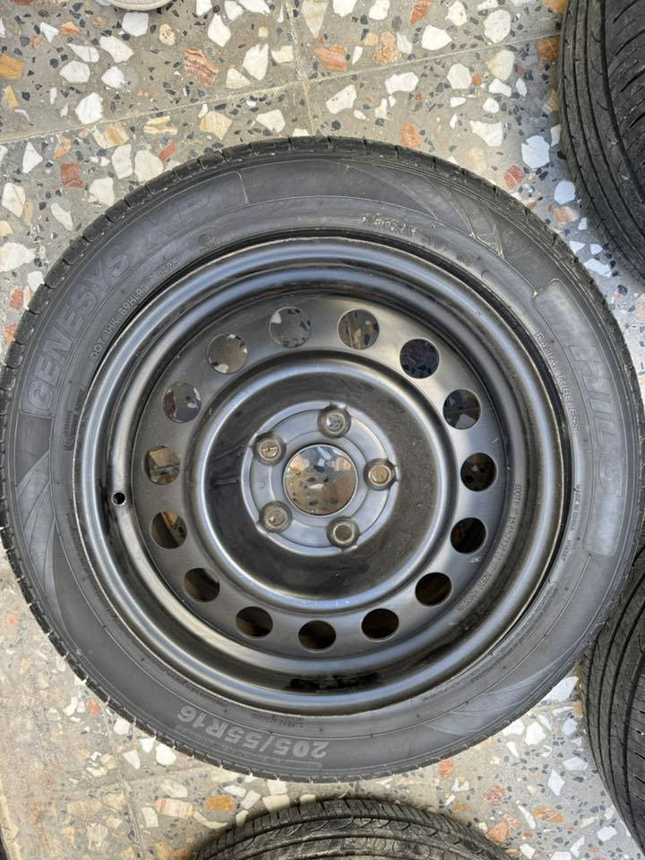 السلام عليكم
تايرات +ويالة. حجم16
اصدار 2025
مستعملات شهر واحد فقط بيهن بنجر واحد 
سعر 250قفل
للاستفسار***********
