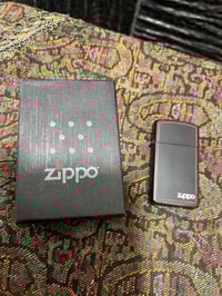 قداحه Zippo حجم صغير موضح بالصور اصلي غير مستخدم السعر 30 الف 07709221...