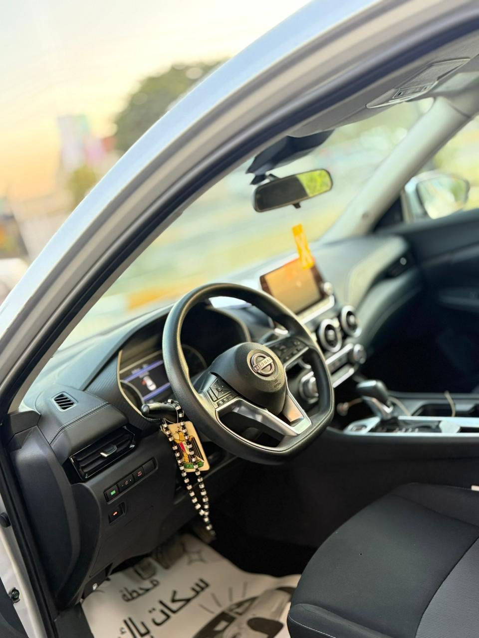 نوع السيارة: نسيان (سنترة) سيدان عائلية مدمجة.  
 • المحرك: محرك 4 سلندر سعة 2.0 لتر يعطي قوة ممتازة واقتصاد في الوقود (حوالي 149 حصان تقريبًا).  
 • ناقل الحركة: CVT (أوتوماتيك سلس) — ممتاز في القيادة اليومية.  
 • مقاعد: 5 أشخاص (مريحة جدًا للعائلة أو للرحلات اليومية). استهلاك وقود ممتاز — سيارة اقتصادية وتوفر عليك مصاريف البنزين.  
✔️ مقاعد مريحة ومساحة داخلية جيدة — مناسبة للرحلات الطويلة.  
✔️ سعة الصندوق الخلفي كبير جداً (مناسبة للسفر أو التسوق).  
✔️ ميزات أمان جيدة — فيها نظام ABS وEBD، وسائد هوائية، مثبت سرعة، ونظام ثبات الكتروني.  
✔️ مناسب للقيادة في المدينة وعلى الطرق السريعة — أداء ثابت ومريح.  التسارع جيد بالنسبة لفئة السيارة (من 0 إلى 100 كم/س في حوالي 10–11 ثانية تقريبًا).  
⛽ معدل الوقود اقتصادي مقارنة بسيارات بنفس الفئة (تقريبًا بين 6–9 لتر لكل 100 كم). 
شاشة معلومات 7 بوصة مع دعم Apple CarPlay & Android Auto.  
📌بصمة.
📌تشغيل عن بعد.
📌 بلوتوث + USB + Aux.  
📌 كاميرا خلفية.  
📌 حساسات خلفية للركن.  
📌 مثبت سرعة (Cruise Control).  
📌 مقاعد أمامية مريحة ومساحة خلفية جيدة للركاب. 
📌العداد المسافة 39.000mil
(((التبريد ولا غلطة)))
سعر السيارة 137 ورقه 💲 وبي مجال بسيط
موقع السيارة بغداد الكرخ
لمعرفه التفاصيل اكثر عن السياره:-
هاتف 📞 ‭0770 799 4784‬
