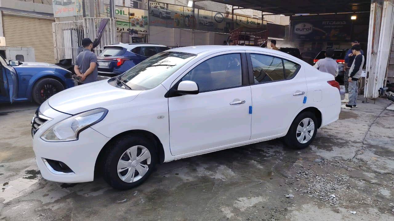 

السيارة نيسان صني نظيفة جدًا ولونها أبيض. السيارة موفرة للوقود ومثالية للاستخدام اليومي. توفّر الراحة للسائق والركّاب، وتتميز برحابتها الداخلية ومساحة تخزين جيدة. الدواليب حالة جيدة والسيارة معتنى بها بشكل ممتاز.