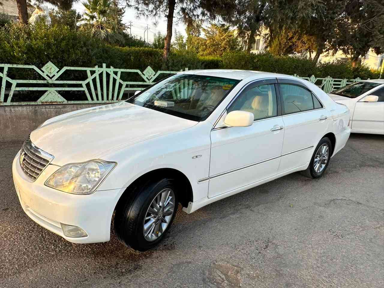 شاهانە ٢٠٠٦ بڕاوە
بێ کۆد تازە داخڵ 
مەکینە بچوک گێڕ گەورە ١٨٠
٢ دووگمە
ناوزەرد 
ویل نەوتی 
زۆر لۆک و بێ مەسروف 
بێ بۆیاخ دەعامیش بۆیاخی نییە 
١٣٩٠٠٠ کم ڕۆشتوە
هەموو گیانی بەشەرت 

***********
