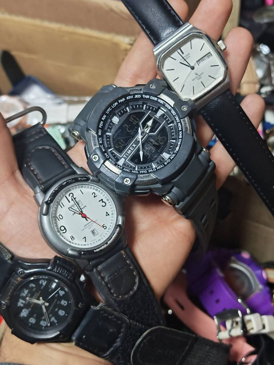 السلام عليكم ساعات رجالي نسائي باله امريكي اغلبيه اصلي وماركات معروفه تباع شلعه كامله
العدد 1300 قطعه 
الاغلبيه نسائي
***********
بغداد بوب الشام
