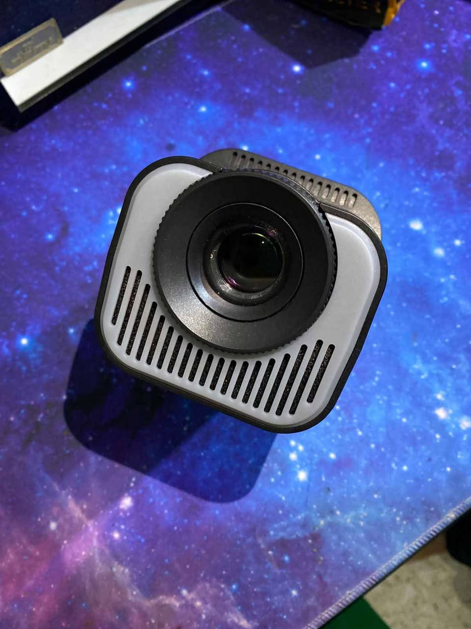 📺 سينما متكاملة بجيبك! بروجكتر ذكي (Projector) بنظام أندرويد للبيع 🍿✨
​تريد تعيش أجواء السينما بالبيت أو تحتاج بروجكتر عملي للدراسة والعمل؟ هذا الجهاز يقدملك كلشي تحتاجه بحجم مدمج!
​💡 أهم المميزات:
​🤖 نظام أندرويد متكامل: تكدر تنزل عليه برامجك وتطبيقاتك المفضلة مباشرة.
​📲 ربط ذكي: يربط مباشرة مع الموبايل والأجهزة الذكية بسهولة.
​🎬 دقة ممتازة: يدعم Ultra HD لضمان صورة واضحة وألوان سينمائية ممتعة.
​🔌 منافذ متعددة: يحتوي على منفذ HD ومنفذ USB لتشغيل الفلاشات واللابتوب والستلايت.
​💼 حجم مدمج: خفيف ويسهل تنقله وياك لأي مكان.
​⚙️ الحالة: نظيف جداً وبحالة ممتازة مع كارتونه الأصلي
​💰 السعر: [40]
📍 الموقع: الكوت (متوفر توصيل أو استلام مباشر)
​📞 للتواصل: راسلني على الخاص أو اترك تعليق وسأقوم بالرد عليك! دهل اوران, واسط


**إذا كنت صاحب هذا الإعلان وتريد حذفه لأي سبب، رجاءا أرسل رسالة إلى الدعم الفني**