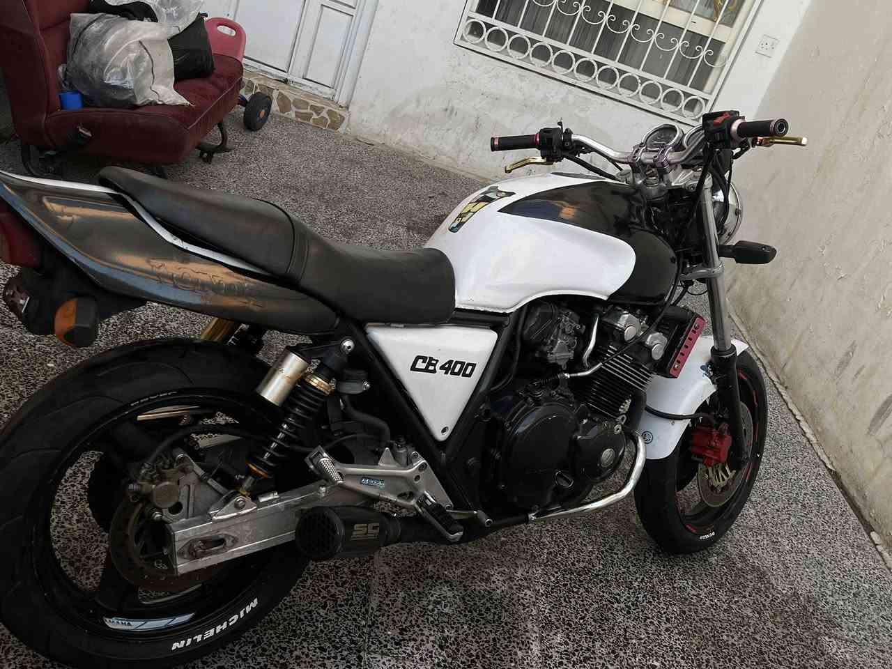سلام عليكم
عندي CB400
دراجه نضيف 
صالنصه رياضي 
ستيرن رياضي يدات رياضي 
كيجات كله شغال كهربائيات شغال 
نكره سلف 
محرك مابي صوت ولا اي شي كاتم
سعر قفل ٨ و نص 
***********
