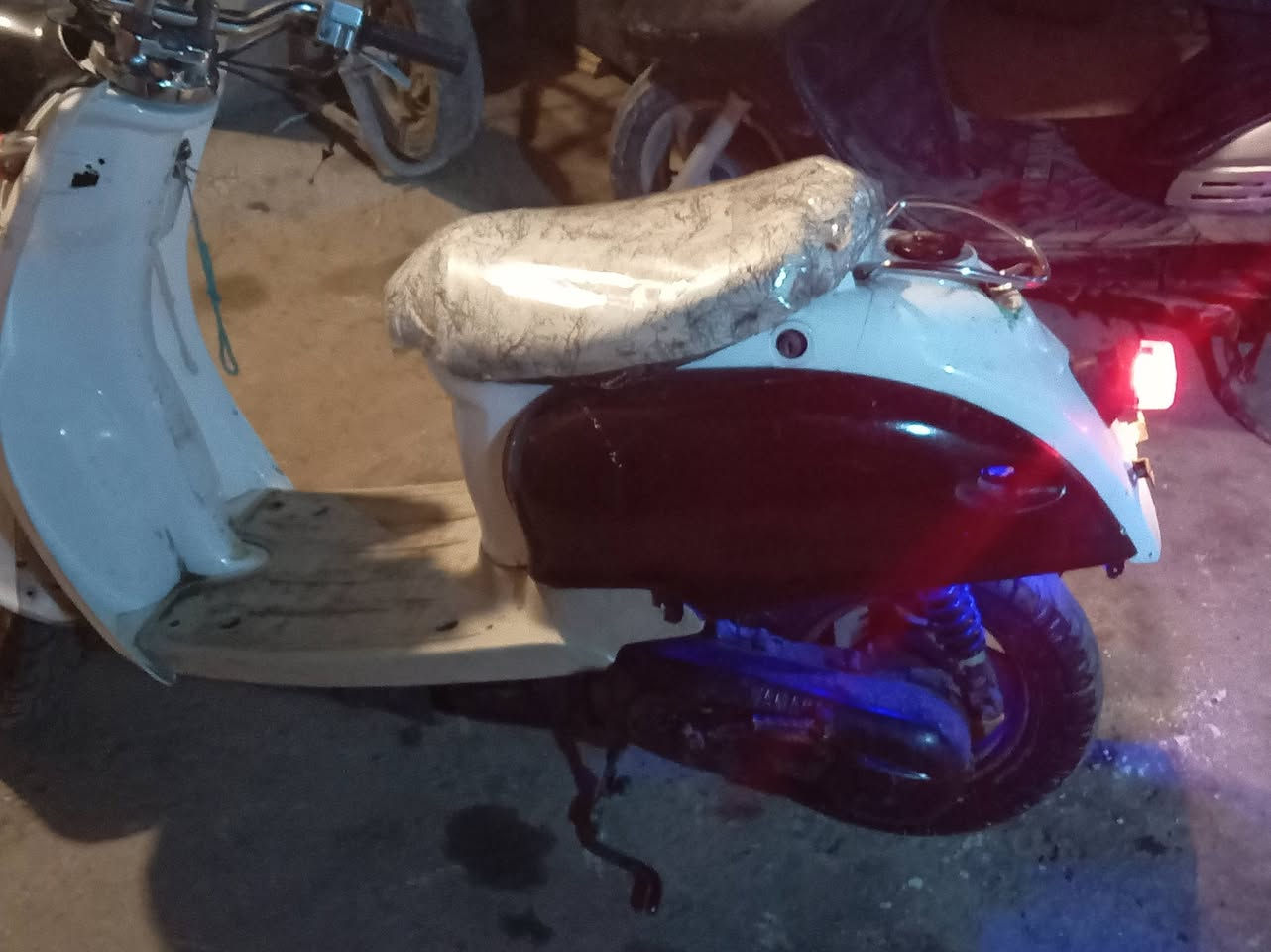 سلام عليكم دراجه 60 كلاسك البيع زوج تايرات كابريتر جديده لايت شغال 100وبيها مجال ***********
