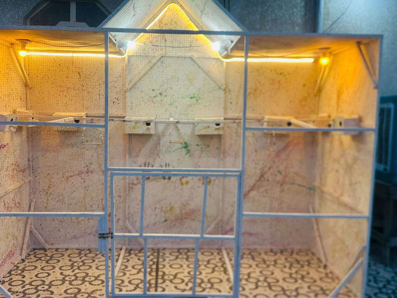 سلام عليكم قفص للبيع يرهم بلابل حب او غندور او كوكتيل جديد ممستعمل طول 3م  عرض 125سم وارتفاع 2م كامل سعره 350 بي مجال ***********
