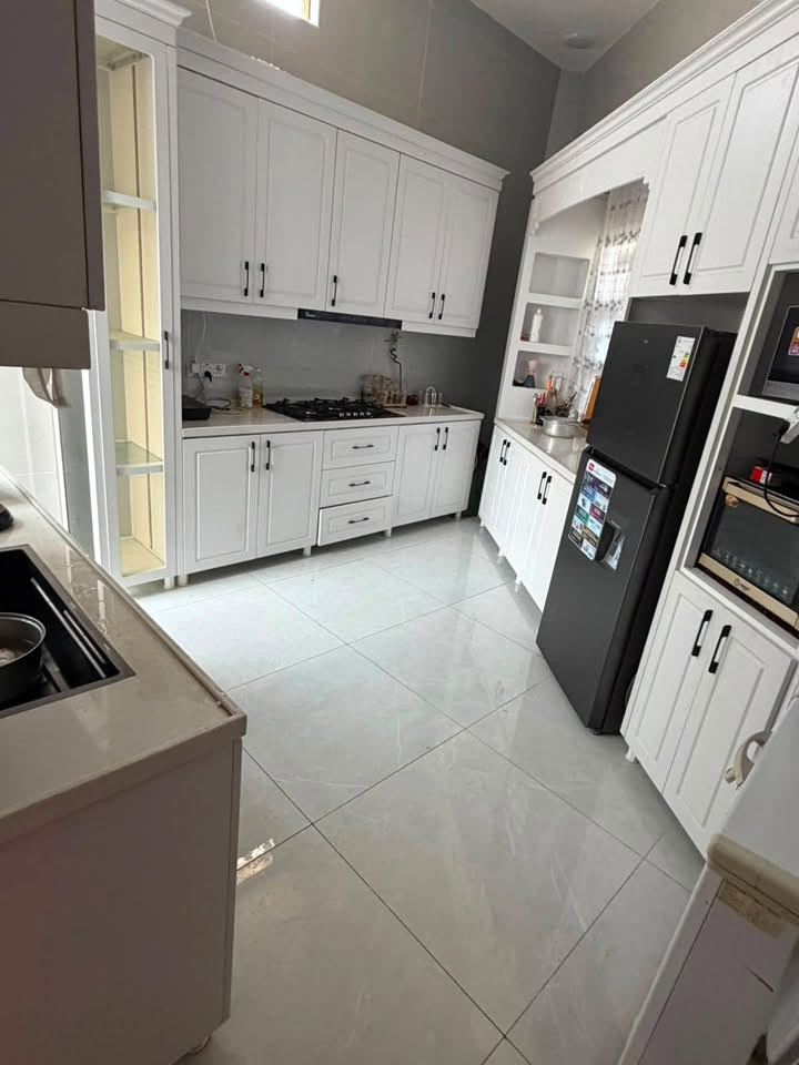 🏡 بيت للبيع طابقين ونصف مع الأثاث – فرصة مميزة
📍 الموقع:
التنومة – كوت الجوع – شارع النمر – قريب جداً من الجسر الإيطالي.

📑 نوع السند:
طابو زراعي (23) وقابل للتحويل إلى (25).

📐 المساحة:

* المساحة الكلية: 150 م²
* مساحة البناء: 130 م²

🏠 تفاصيل البيت:

الطابق الأول (بناء بلوك):

* صالة
* غرفة استقبال
* مطبخ
* غرفة نوم
* صحيات

الطابق الثاني (ثرمستون):

* غرفتين نوم
* صالة كبيرة

*نصف طابق توجد فيه غرفة لوندري 

🛋️ البيت يُباع مع الأثاث ويشمل:

* 5  سبالت جديدة غير مستخدمة عدد
* كاونتر مطبخ تركي خشب، بلغت تكلفة الكاونتر وحده 70 ورقة.
* بردات في الصالة والاستقبال وجميع الغرف.
* سخان گيزر.
* ماطور.
* تانكيان للماء (واحدة للماء الحلو، والثانية لماء الإسالة).
. كاميرات
.مغاسل
✨ مميزات إضافية:

* سيراميك حديث بجودة عالية.
* محجر كوارتز جام.
* ديكورات فوم في جميع أنحاء المنزل.
* موقع هادئ وقريب من الخدمات والجسر الإيطالي.

السعر ١٨٥ قابل للتفاوض

📞 للاستفسار واتساب فقط ***********
