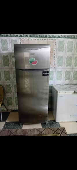 ثلاجة للبيع سعرها ٣٠٠ نظيفه جدآ  ***********
