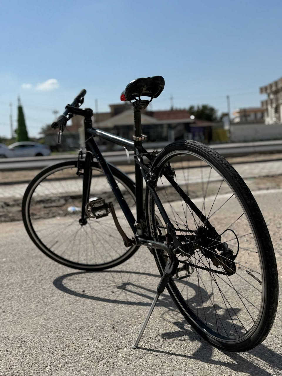 النوع: دراجة سبورت / طريق (Racing Sport)
اللون: أسود مع فورك أمامي أسود

حجم الإطار: تقريباً 26 أو 28 إنج (واضح أنه كبير مناسب للشباب)

الفريم: حديد خفيف وقوي

عدد السرعات: سرعات متعددة (قدام وخلف – تقريباً 18 إلى 21 سرعة)

نظام تبديل السرعات: مقبض تبديل على المقود

الفرامل: فرامل يدوية أمامي وخلفي

الإطارات: رفيعة مناسبة للشارع والسرعة

ستاند (مسند): موجود

الدواسات: رياضية

المقود: مستقيم مريح للسيطرة

السعر : 125 الف

البايسكل مستعمل مثل ما واضح بل صوره لاكن قليل وحالته نضيفه وكلشي بي شغال


**إذا كنت صاحب هذا الإعلان وتريد حذفه لأي سبب، رجاءا أرسل رسالة إلى الدعم الفني**