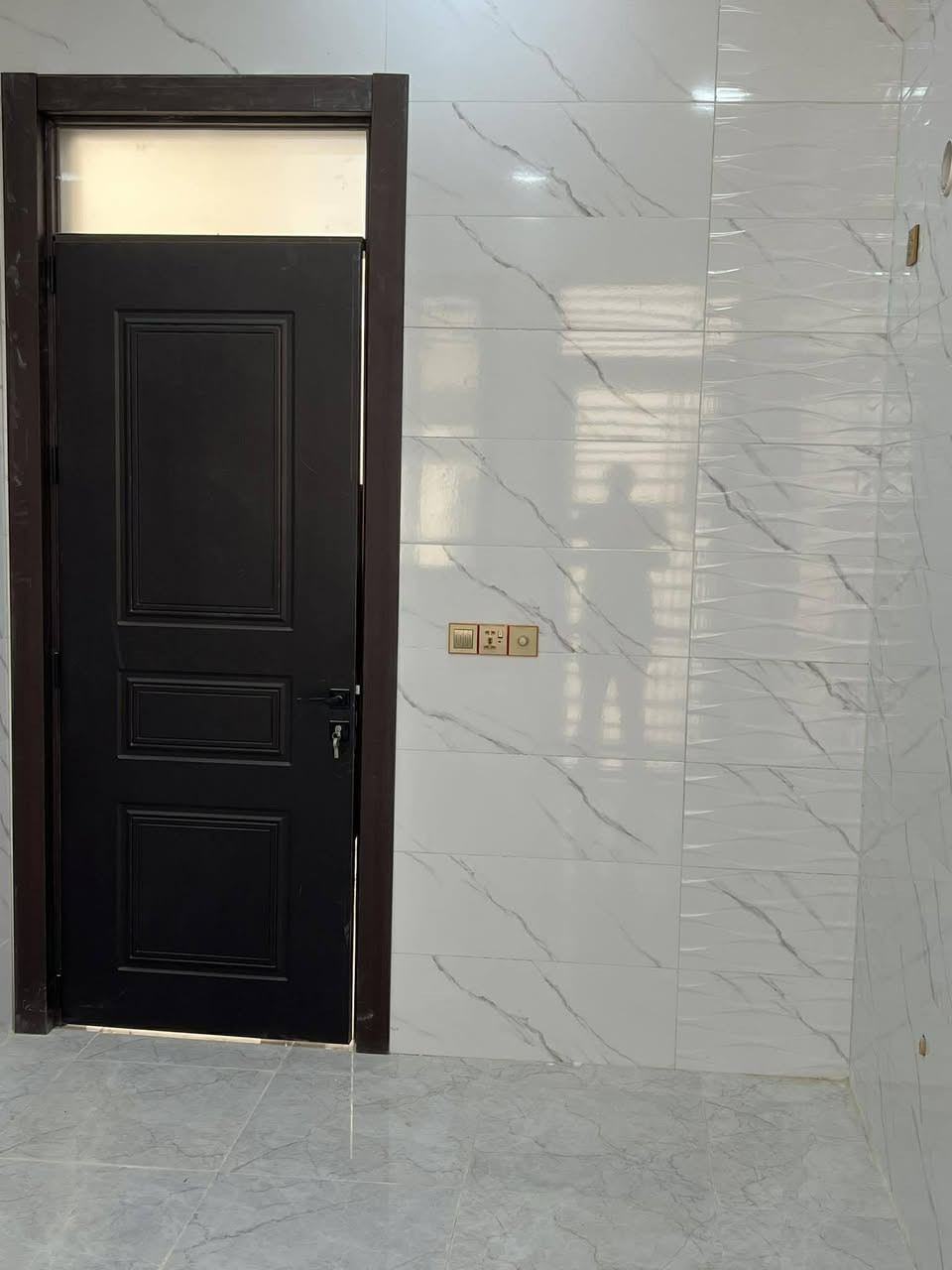 دار للبيع بابل حله حي الزهراء شارع 17 المساحه 150 طابقين الطابق الارضي صاله وكندور ومطبخ وغرف مجمع صحيات دخليه وخارجيه الطابق الثاني غرفتين كندور مجمع صحيات كامل بناء 2026 مكتب علاء للعقارات حله نادر شارع الخدمي فرع اسواق الجمل التصال عله الرقام التاليه *********** /***********
