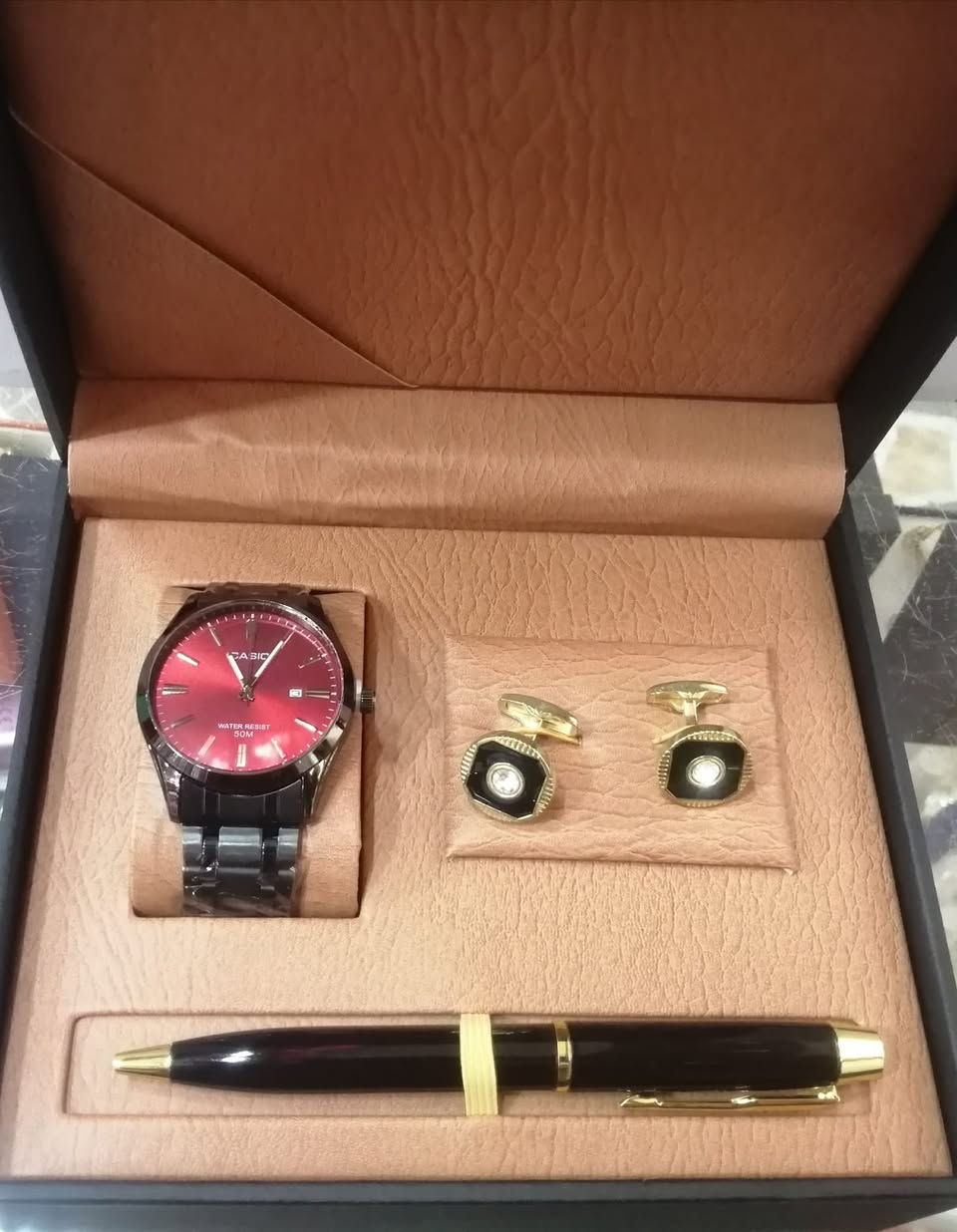 توفر لدينا 
بكج هدايا رجالي
هو مجموعة هدايا رجالية تتكون من ساعة بعقارب ذات سوار ذهبي، قلم، وزوج من أزرار الأكمام.


**إذا كنت صاحب هذا الإعلان وتريد حذفه لأي سبب، رجاءا أرسل رسالة إلى الدعم الفني**