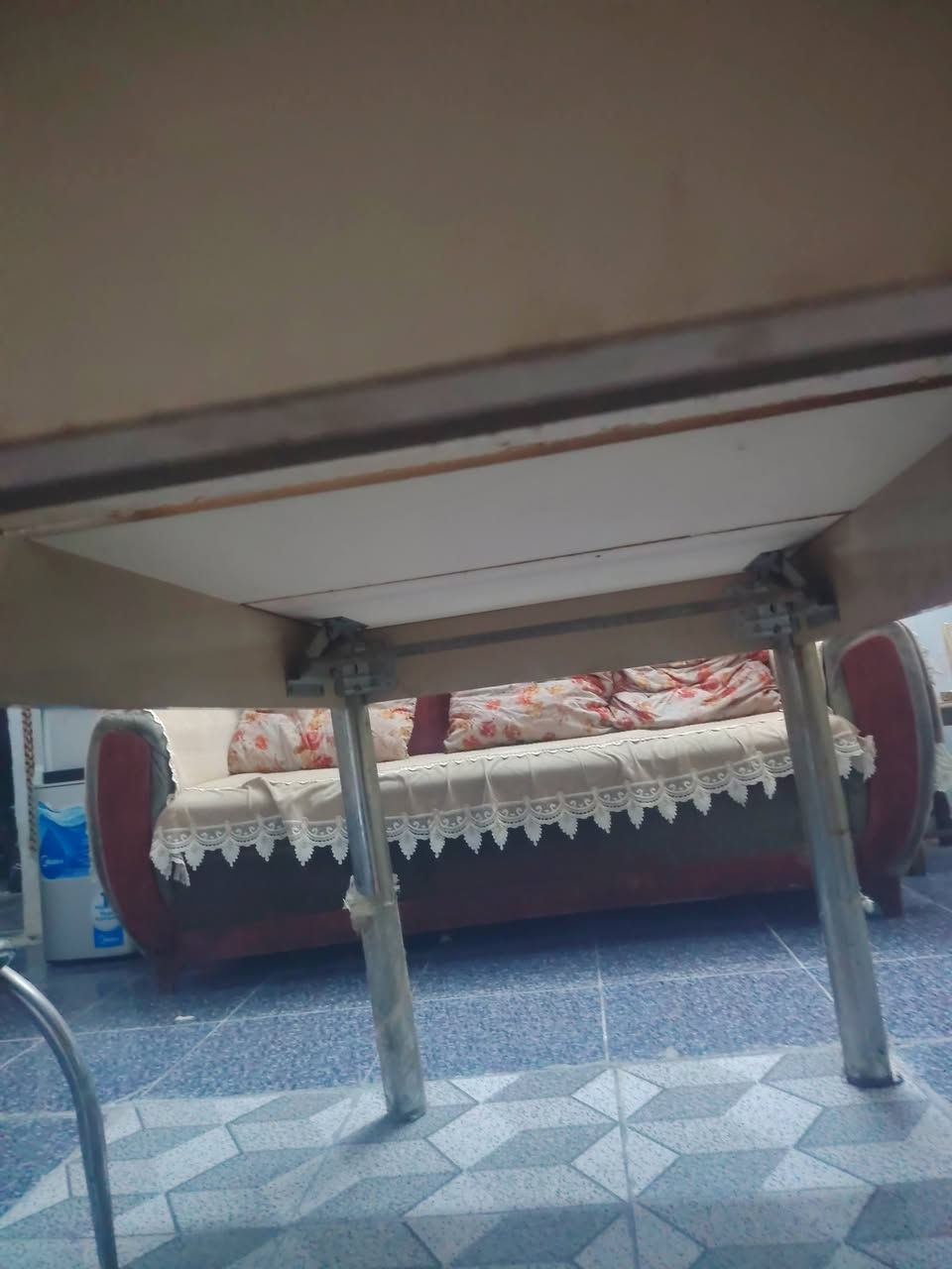 ميز طعام للبيع ١٠٠وبي مجال زجاج أخو جديد نضيف ***********
