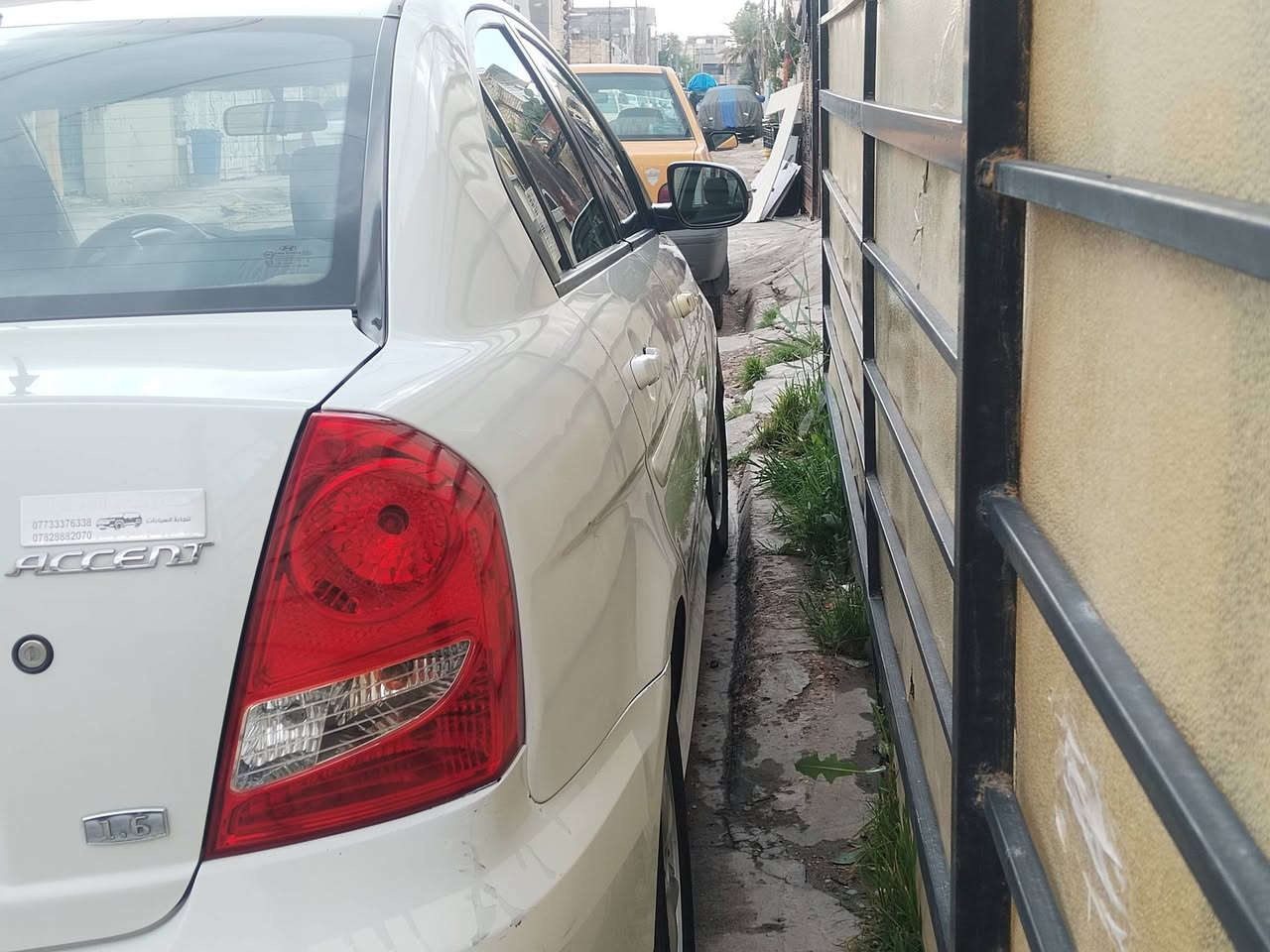 السلام عليكم اكسنت ٢٠١٠ خليجي للبيع مكينه جديده شاشه وكامره ارضيه جلد داخلها نضيف كهربائيات كلها شغاله رقم بغداد جديد باسمي بيها صبغ جاملغ امامي وربع البنيد مكاني حي الجهاد للاتصال ***********
