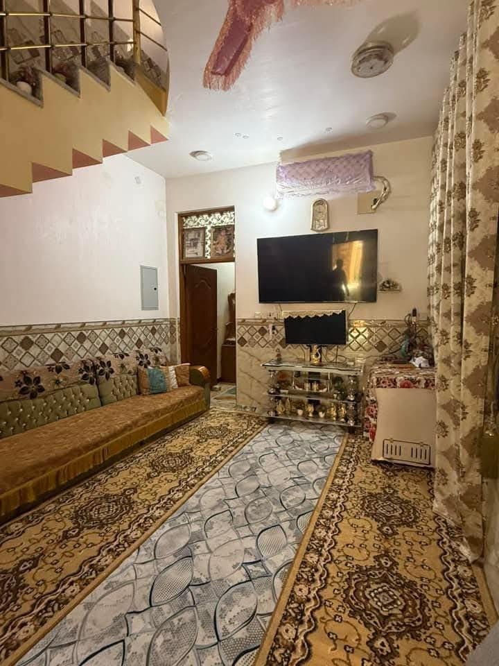 السلام عليكم بيوت عدد 2 طابقين مساحه الواحد 125 البيت الاول يحتوي على غرفه نوم ومطبخ وهول واستقبال وصحيات داخليه وخارجيه الطابق الثاني نفس بناء الارضي وبيتونه وسطح 
البيت الثاني يحتوي على غرفه نوم ومطبخ وهول واستقبال، وصحيات داخليه وخارجيه  الطابق الثاني غرفتين وصحيات وسطح ناصي + سطح عالي ملاحضه الحايط بينهن مشترك  للاتصال على الرقم  العنوان حله حي الضباط 2 خلف مجمع القضاه ***********
