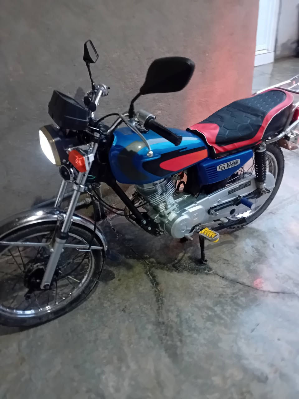 سلام عليكم.    دراجه نامه اربعه كير.   الشاصي ٢٠١٧ المحرك ٢٠٢٤ مراوس. ب خمسه كير 
للتواصل.  ***********
