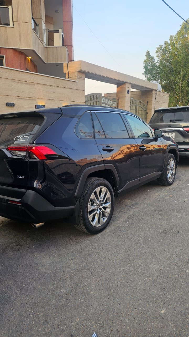 سلام عليكم راف فور
موديل  2025 1/1 غرفة لون بيجي 
                   (بدون رقم)
حجم المحرك 4 سلندر (2.5L)
مواصفات XLE 
فتحة
بصمه  ابواب
صندوق كهربائي
رادار أمامي
تحديد  مسار
رادار جانبي (نقاط عمياء)
رادار خلفي
(Auto start) اوتو ستارت
(Auto Stop) اوتو ستوب
هاند بريك بصمة
(Auto Hold) اوتو هولد
ECO,NORMAL,SPORT حكم وضعيات القيادة
مانع انزلاق+ABS
حساسات خلفية+كاميرا
نحكمات استيرن
اشاير بالمري
لايتات زينون و عدسه
بلاكتور زينون
تبريد  قطعتين
وبقية مواصفات XLE المعروفة 
سعر (255) وبي مجال مكان السيارة بغداد الكرخ 
‭0773 088 9557
