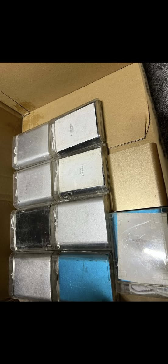 شاحن بور 
جديد 
شرط يشحن جهاز مرتين سعر 5 قطعه


**إذا كنت صاحب هذا الإعلان وتريد حذفه لأي سبب، رجاءا أرسل رسالة إلى الدعم الفني**