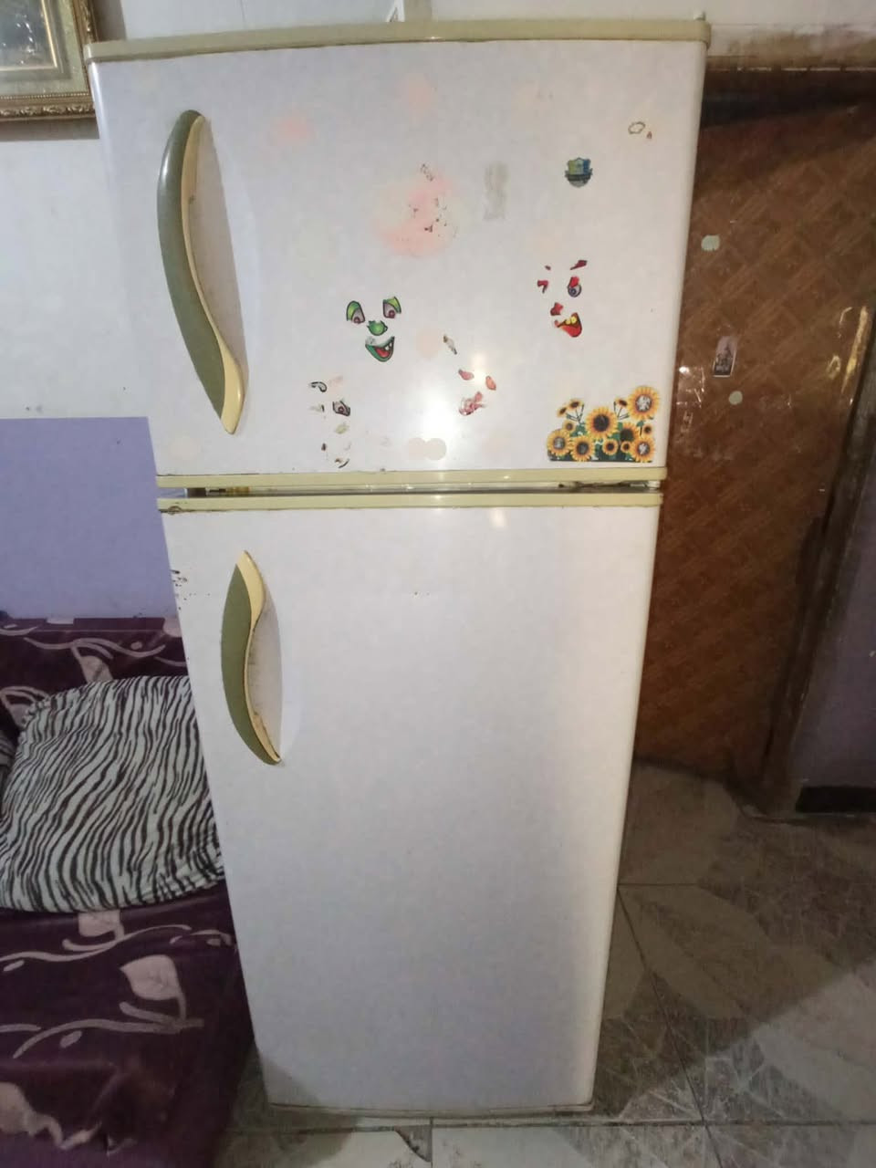 السلام عليكم ثلاجة كريازي على الشغل تفحص وتاخذ السعر ١٢٥ وبيه مجال وهذا رقمي
***********
