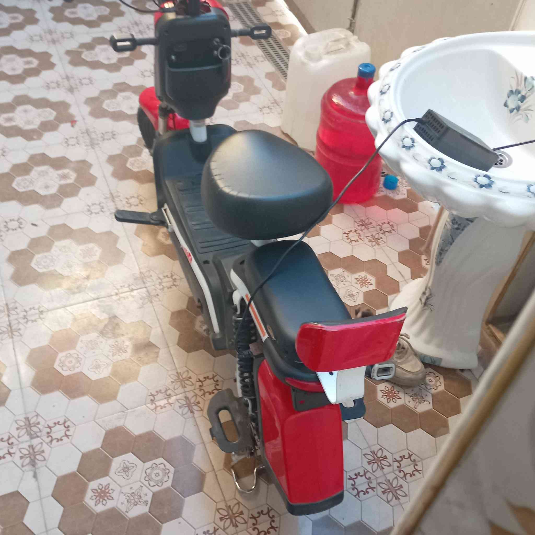 سلام عليكم شباب دارجه شحن اللبيع السعر 300 دارجه كامله باطاريه جديده عنوان الشعب الجمعيات رقم الهاتف ***********
