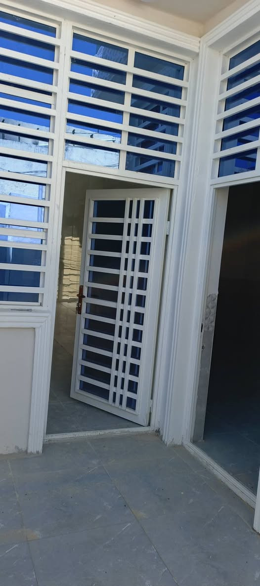 بيت ١٠٠م مقابل قرية الغدير صب طابوق 
غرفه وصاله ومطبخ واستقبال وصحيات داخليه وخارجيه 
ركن مربع بناء تسكام 
السعر ٤٨ مع المجال 
موبايل *********** النجف, العراق
