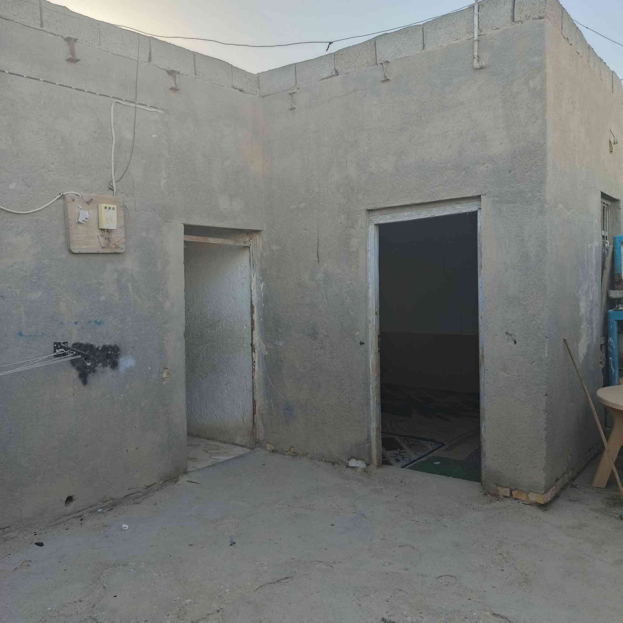 بسم الله الرحمن الرحيم
بيت زراعي للبيع 
طريق المشايه نزلة حسينية الامير 
مقابيل أسواق ابو صلاح
على الشارع مباشرتآ 
غرفتين وصاله ومطبخ وديوانيه وصحيات 
المساحة / 170 متر
السعر وباقي التفاصيل على
 الارقام الموجوده بالاعلان 
***********//***********
او مراسلة الصفحة
