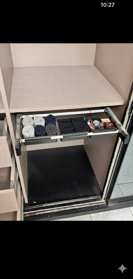 للبيع: (غرفة) ماركة Idol الأصلية – حالة ممتازة ومتانة عالية!
إذا كنت تبحث عن الأناقة والعملية وتعبت من أثاث السوق "الخفيف"، فهذه الفرصة لك.

نحن نعرض للبيع غرفة ماركة Idol المعروفة بجودتها ومتانتها الفائقة. هذاالغرفة ليس مجرد قطعة أثاث، بل هو استثمار طويل الأمد؛ خشب قوي، تصميم عصري، وتفاصيل دقيقة تجعله يتحمل الاستخدام اليومي لسنوات طويلة.

المواصفات:

• الماركة: Idol الأصلية (غنية عن التعريف بمتانتها).

• الحالة: ممتازة، نظيفة جداً، ومستخدمة بعناية.

• التصميم: تقسيمة ذكية وعملية جداً (كما موضح في الصور)، تتضمن أرفف واسعة وأدراج انسيابية.

السرير مخزن قوي جدا ويتحمل اوزان ثقيلة 

• المميزات: خامات قوية جداً، مفصلات أصلية، وتتحمل الأوزان (بعيدة كل البعد عن النوعيات التجارية المتوفرة حالياً في السوق).

السعر وقت الشراء 4 مليون وقت البيع مليون ونص مع مجال بسيط


**إذا كنت صاحب هذا الإعلان وتريد حذفه لأي سبب، رجاءا أرسل رسالة إلى الدعم الفني**