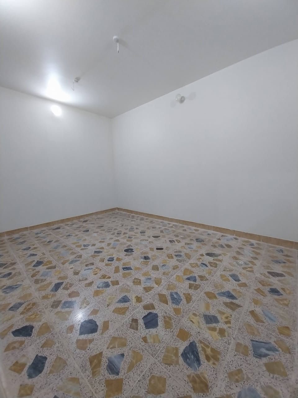 غرفتين وصاله واستقبال ومطبخ وصحيات داخلية وخارجية وحديقة السعر 275 قابل للتفاوض او مراوس بيت او عرصة للإستفسار الاتصال ***********  او مراجعة مكتب السهلاوي سايدين شريط حي ميسان مجاور صيدلية النعم نستقبل كافة العروض على الرقم المذكور اعلاه
