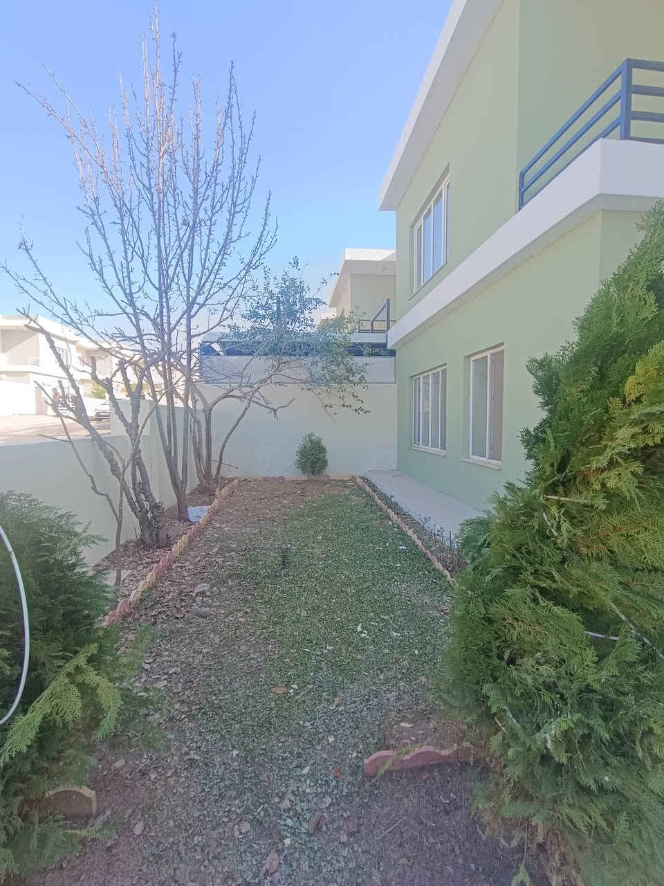 بیت للبیع في مجمع اتلانتك 
غرف النوم 4 - طابق 2 - 200م 

0750 817 1901 
***********
