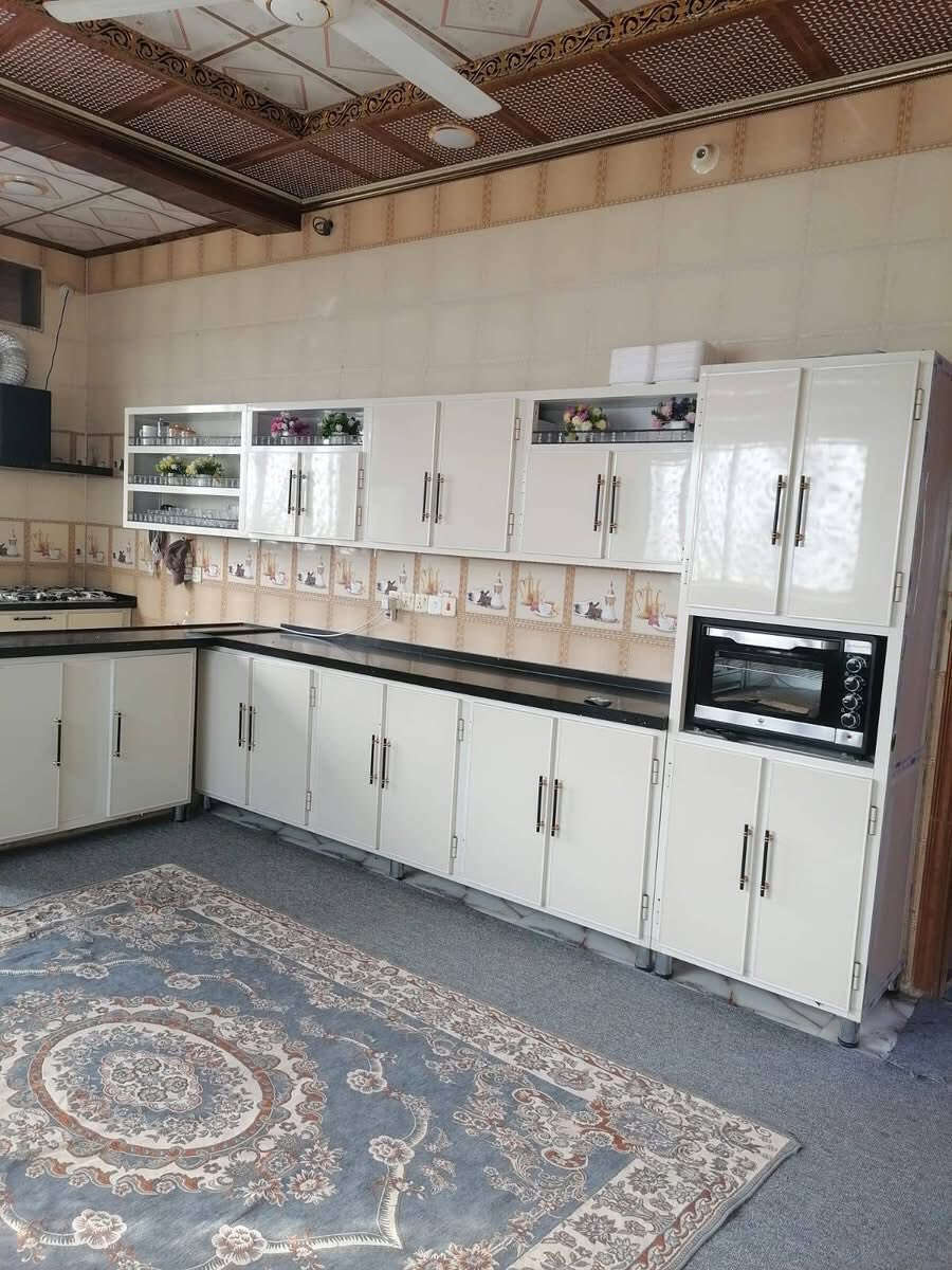 يا الله  بيت للبيع طابو ملك صرف مساحه ٣٥٠م  مع فضله ٩٠م  المجموع ٤٤٠متر يحتوي على غرفتين وصاله ومطبخ حار وبارد وصحيات واستقبال وطارمه وحديقة خارجيه  العنوان طوريج نهاية شارع اربعين خلف المدرسه الجديده وخلف حي الصناعي بناء 2025 للأستفسار  عن السعر وباقي التفاصيل ✅ ***********
