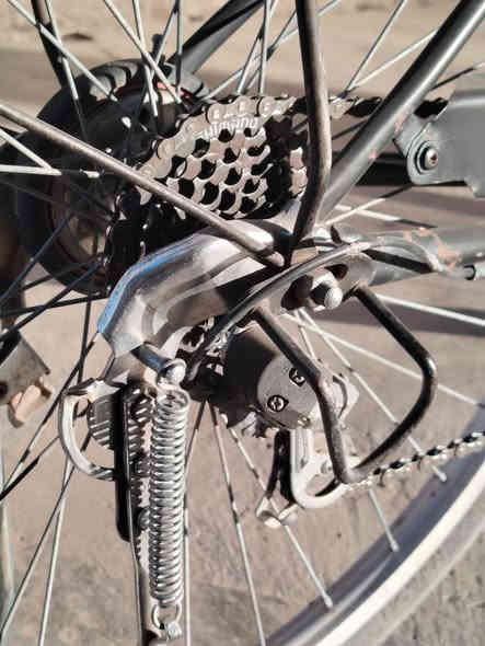 السلام عليكم 

بايسكل للبيع 
تبديل 6 نمر 
عين سحريه 
هيكل البايسكل مميز

سعر 90 بي مجال حك الجيه 
رقمي: ***********
متواجد على الفيس بوك
