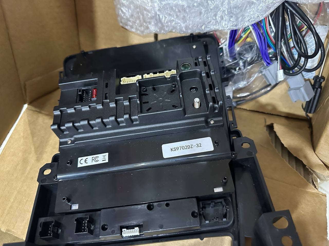 📱 شاشة أندرويد KS9702DZ-32 للسيارة - جديدة بالكرتون
حول سيارتك لنظام أندرويد كامل:
المواصفات:
•  نظام أندرويد: يوتيوب، خرائط جوجل، واتساب، كلشي
•  شاشة لمس كبيرة: دقة عالية وواضحة بالشمس
•  Apple CarPlay + Android Auto: تشبك آيفونك أو أندرويد لا سلكي
•  بلوتوث + واي فاي + 4G: نت مباشر بالشاشة
•  كاميرا خلفية: تجي وياها، تشتغل أوتوماتيك مع الريوس
•  تحكم ستيرن: تخلي أزرار السيارة الأصلية تشتغل
•  RAM 2GB/32GB: سريعة وما تعلق
تركب على سيارات جنرال موتورز: شكل الفريم هذا يجي على شفروليه كابتيفا، جي ام سي تيرين و
اعلى سعر ابيع


**إذا كنت صاحب هذا الإعلان وتريد حذفه لأي سبب، رجاءا أرسل رسالة إلى الدعم الفني**