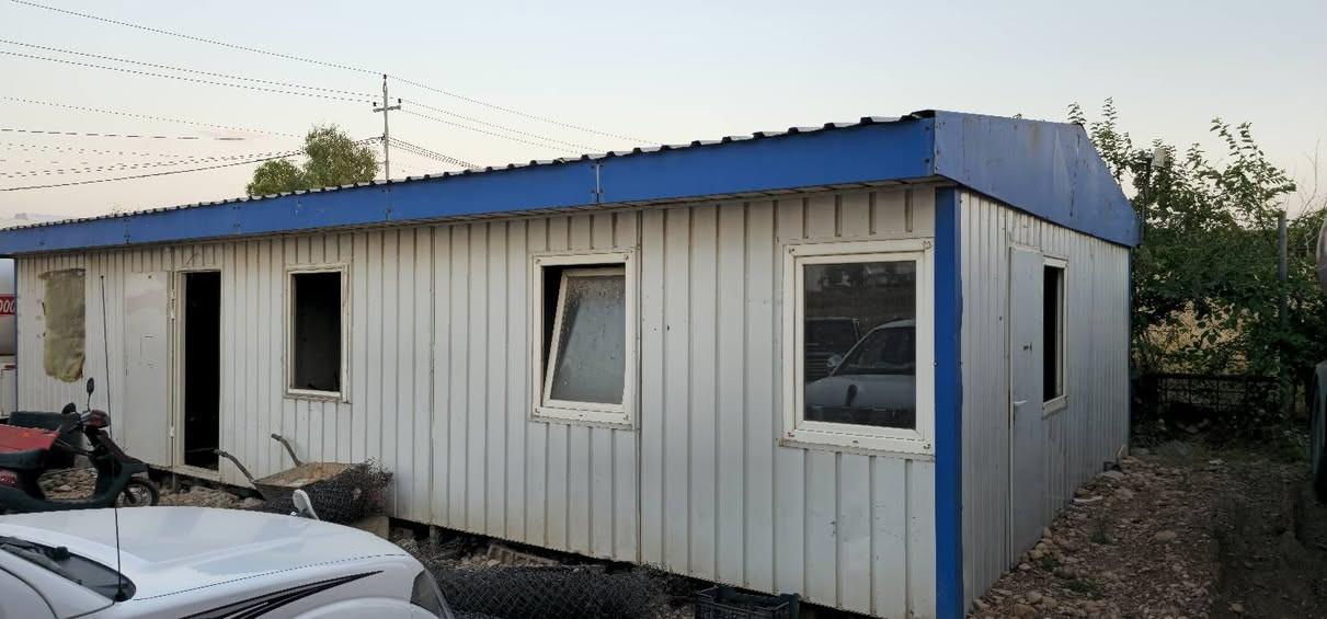 کابینە بۆفرۆشتن
درێژێ 12مەتر
پانی 6مەتر
پارچە پارچەئەکرێ بۆگواستنەوە
ناونیشان چەمچەماڵ

***********. دخان, السليمانية
