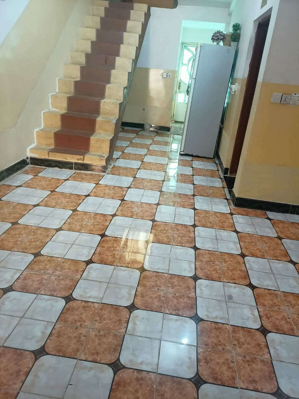 بيع دار سكني، اساس طابوگ. (مكلف بلنشر )
بناء بلوك 

السند: 25

المساحة : 150 متر مربع

الموقع: حي الجامعة، شارع حيدر بن حجي هندي
خدمات متوفرة، ومدارس قريبة وقريبة على الجامعة مسافة 10 دقائق مشي.. 

الدار مرتبة وجاهزة للسكن

تتكون من:

. صالة

. مطبخ

. استقبال

. غرفة 

. صحيات

السعر بلاش 55 وبي مجال للشراي 
للاستفسار والاتصال:

***********
***********
