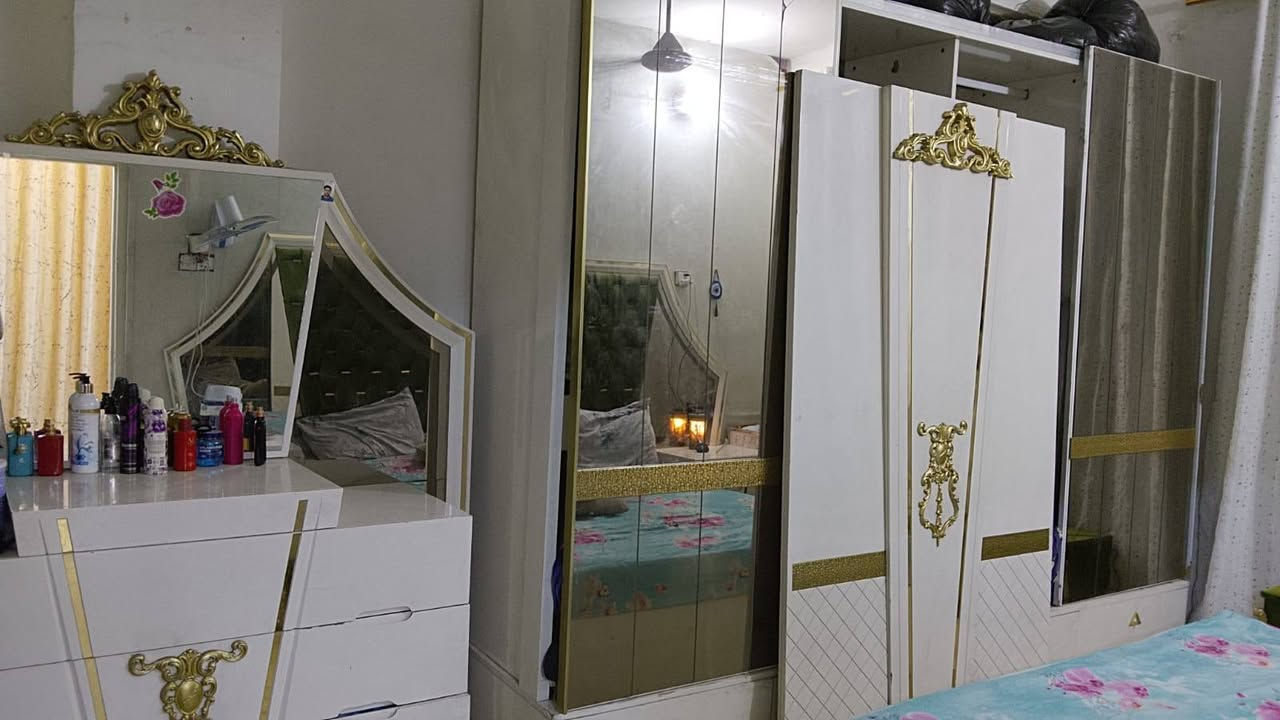 سلام عليكم غرفه تركيه للبيع السعر ٥٠٠ بكان بغداد لغرفه نضيفه بيها ضرر بس لحدايد مال جربايه فقط *********** قطع ٧
