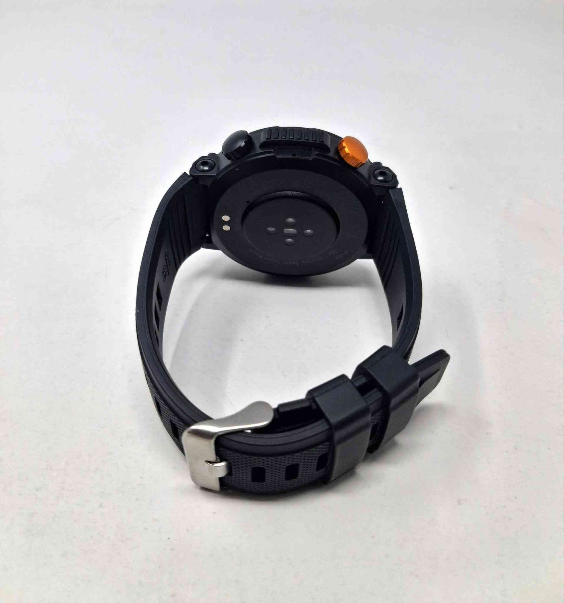 الساعة الذكية باسم HT17 وهي ساعة رياضية "تكتيكية" متينة مصممة للمغامرات والأنشطة الخارجية.
أبرز المواصفات والميزات:
التصميم والشاشة: تتميز بشاشة IPS ملونة مستديرة مقاس 1.46 بوصة، مع هيكل قوي يتضمن أزراراً فيزيائية للتحكم (مثل زر ON/OFF وزر MODE الموضحين في الصورة).
الإضاءة والبوصلة: تحتوي الساعة على كشاف LED جانبي مدمج للإضاءة الليلية، بالإضافة إلى بوصلة للمساعدة في الملاحة الخارجية.
المراقبة الصحية: تدعم تتبع معدل ضربات القلب، ضغط الدم، مستوى الأكسجين في الدم، ومراقبة جودة النوم.
الأنشطة الرياضية: تتضمن أوضاعاً رياضية متعددة لتتبع النشاط البدني، السعرات الحرارية، وعدد الخطوات.
الاتصال: تدعم إجراء واستقبال المكالمات عبر البلوتوث (Bluetooth Calling) عند ربطها بالهاتف، وتلقي إشعارات الرسائل والتطبيقات.
البطارية والمقاومة: تأتي ببطارية سعة 450 مللي أمبير تدوم لعدة أيام، وهي مقاومة للماء والغبار بمعيار IP67.


**إذا كنت صاحب هذا الإعلان وتريد حذفه لأي سبب، رجاءا أرسل رسالة إلى الدعم الفني**