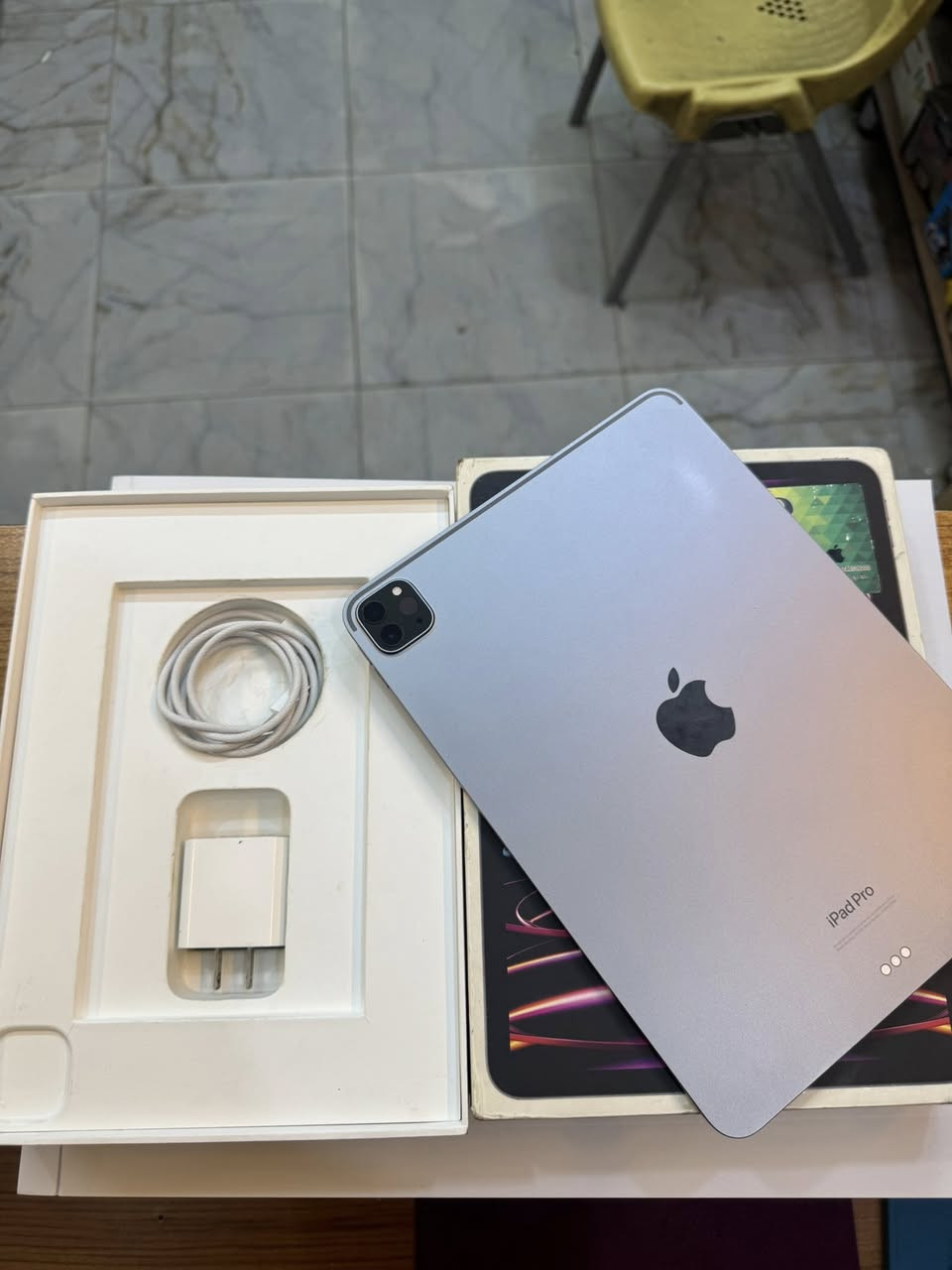 ايباد 11 برو M2
ذاكرة 256
نضافة 100‎%‎
استخدام قليل 
كامل ملحقات الاصلية مال شركة 
السعر مناسب 
***********
العنوان القطاع شارع السوك مجاور عوينات الكرار 
مركز الشمس
